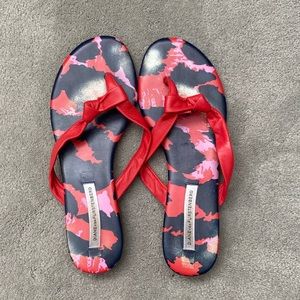 DIANE VON FURSTENBERG red and navy flip flops